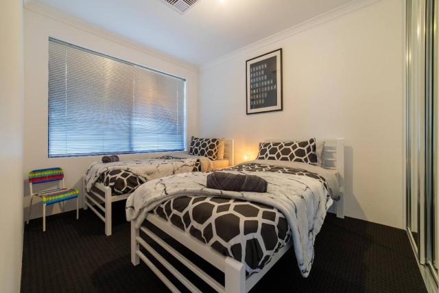 Treeby's Finest Family Home 4BDR 2BTH