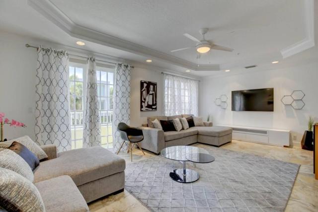 Private Patio Cali King Bed Walk to Las Olas