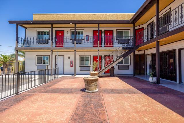 Hotel Avenida Victorville I 15