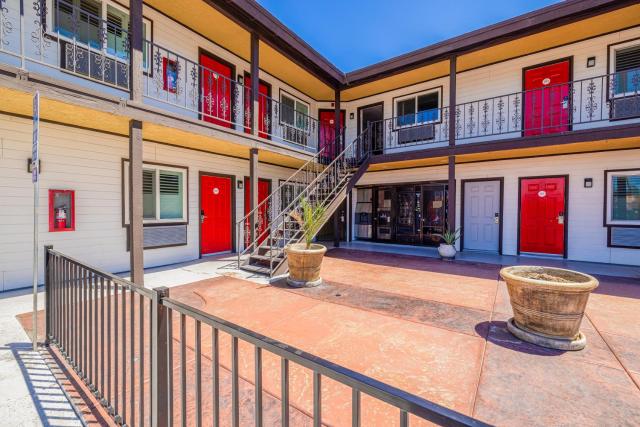 Hotel Avenida Victorville I 15