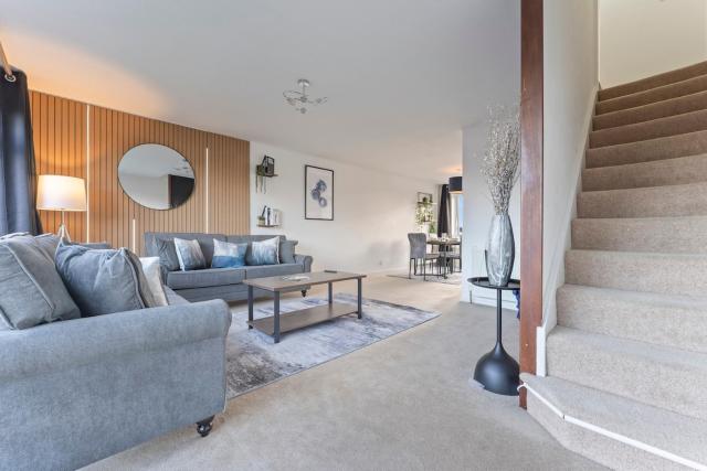 Modern 4-Bed Contractor Stay - Sleeps 6 - Fast Wi-Fi