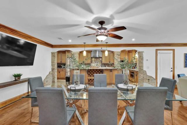 Big 6BR,4BA Home w 10-Car Parking for CrewsGrps