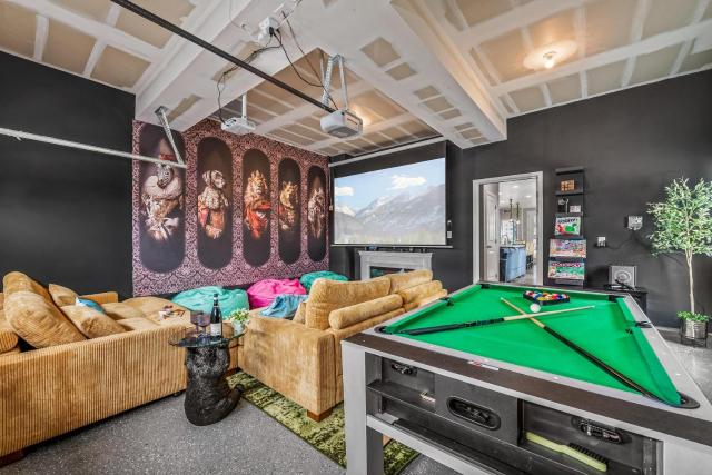 10 min to DT, Luxe 4BR w Movie Theater, Game Room