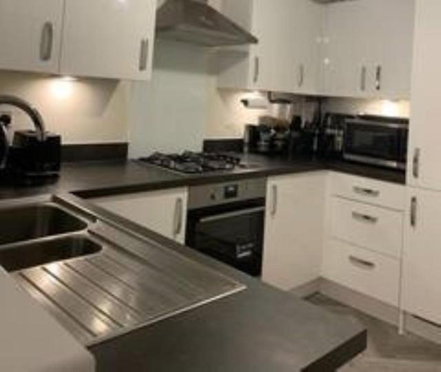 Bierton & Aylesbury Room - King Ensuite & free parking - 60 Coronet Road
