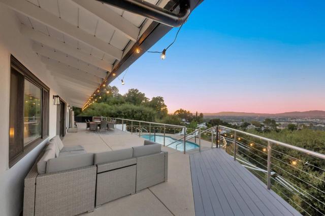 4BR Hilltop Villa by Universal Studios with Pool and Amazing Views