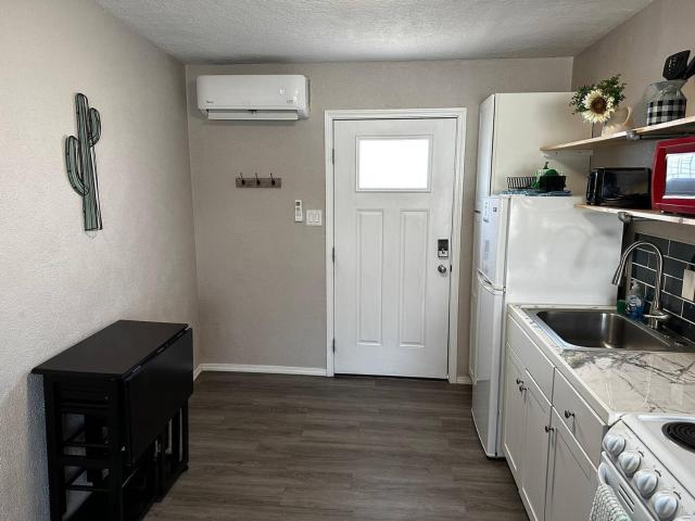 1 Bedroom wBalcony near UNM, Nob Hill downtown