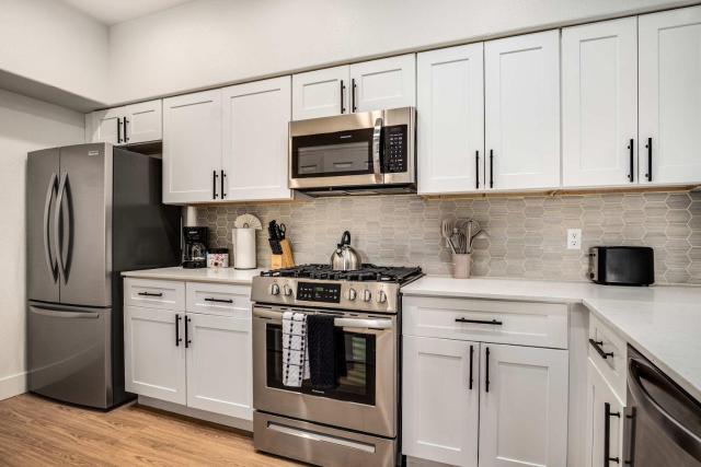 Boulevard Stays Luxe 2BR by the Stadium Pool Parking Gym 10