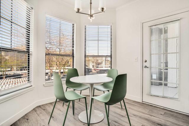 Boulevard Stays 2BR by Stadium Pool Parking Gym 10