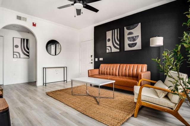 Boulevard Stays 2BR by Stadium Pool Parking Gym 07