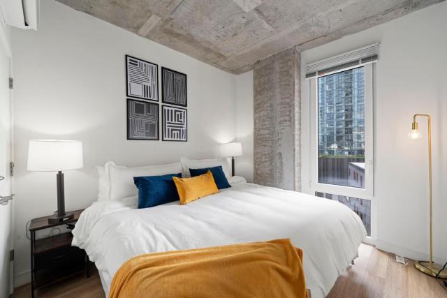 4BR Modern Gem Sleek Bright & Central