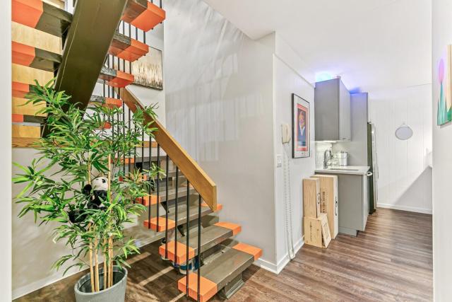 Artful Stay, Downtown, Spacious, LED Art, Hot Tub