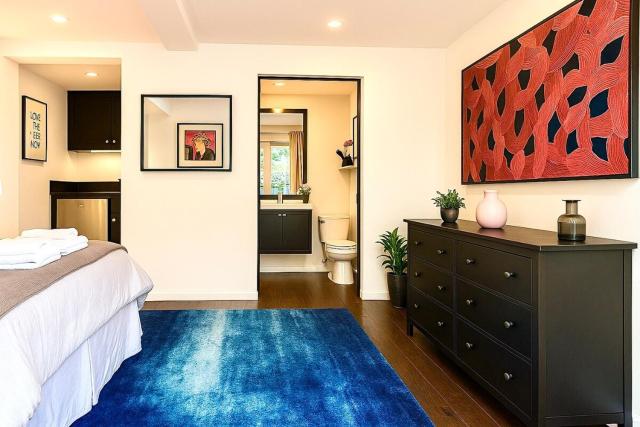 Chic Private Hollywood Hills Guest Suite Oasis with Tree-Top Views, Outdoor Living Room, Only 2 Minutes from Hollywood Boulevard