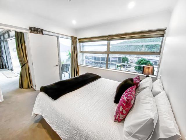 Oxleys 404 one bedroom with sea views