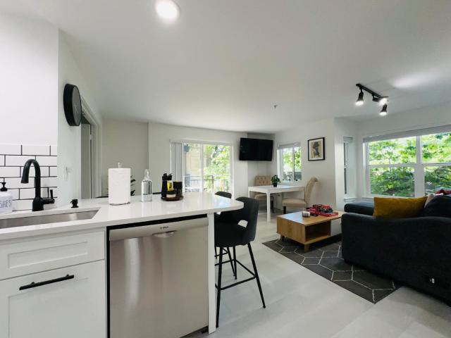 Modern 2Br-2Ba Belltown Condo with Free Garage Parking