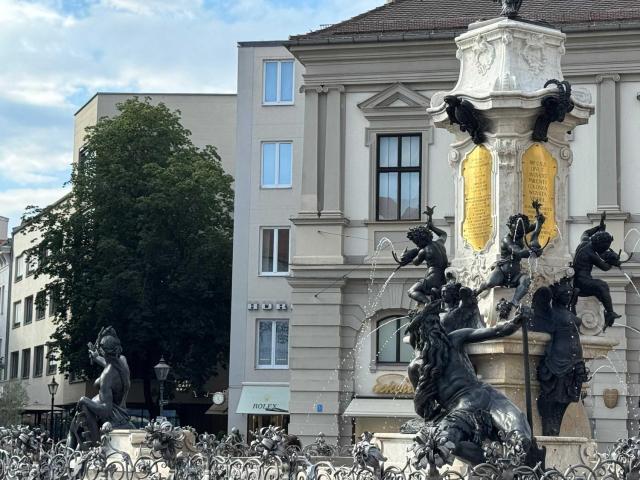 GoldenKey-Suites - Luxury Suite 'Leopold Mozart' - 3 Rooms - Air Conditioning - Prime location Rathausplatz Augsburg