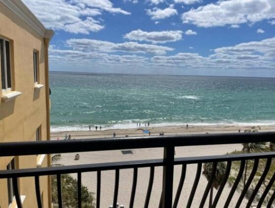 Modern Beachfront Suite at Hollywood Broadwalk