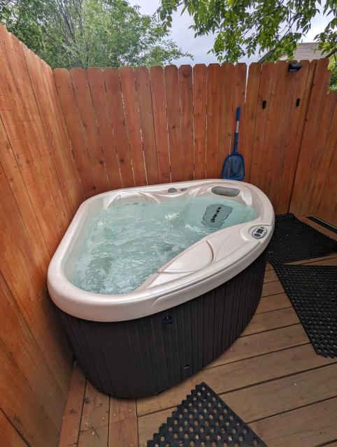 The Nest Cottage with Hot Tub in Downtown Manitou Springs