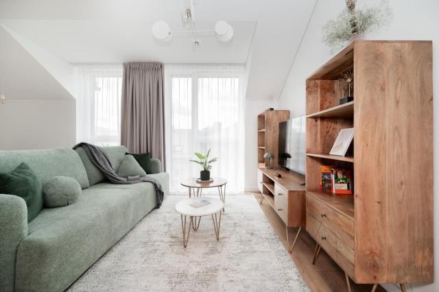 Top Floor, Spacious Apartment w-Balcony & Free Parking I Cohost