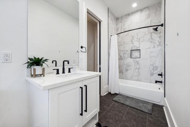 Immaculate Superdome Home Parking Yard TVs Ensuite