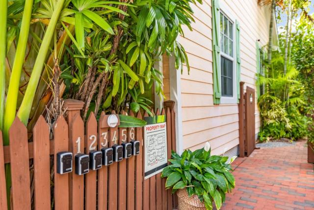 SUGAR PALM SUITE at Travelers Palm Inn Key West