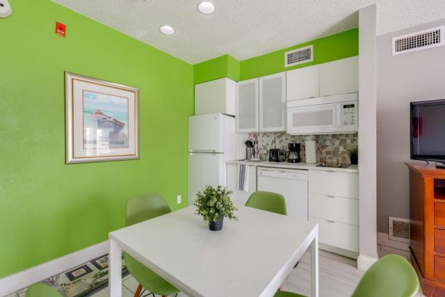 2 Mi to Disney and Old Town Resort Condo with Perks