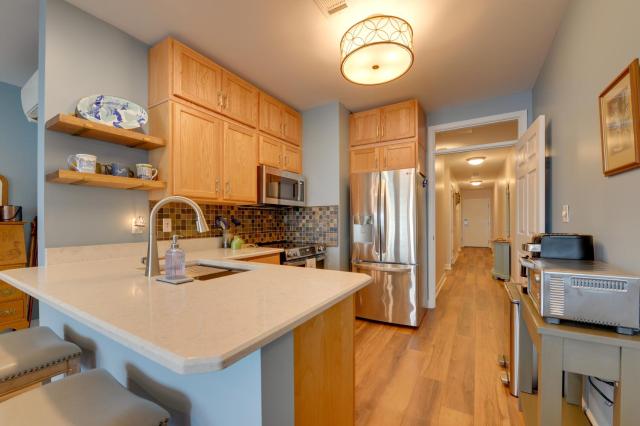 Resort Amenities & Beach Access: Huddleston Condo