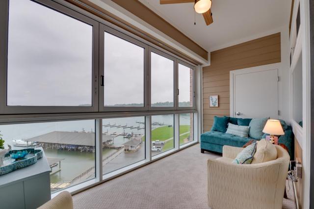 Resort Amenities & Beach Access: Huddleston Condo