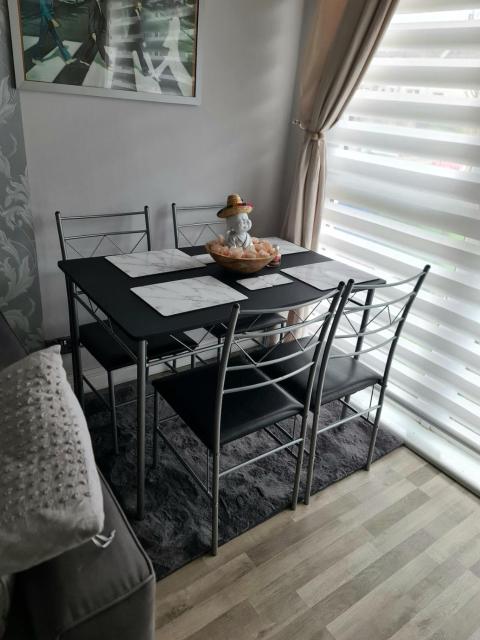 2-Bedroom Home Away From Home in Glasgows' East End with FREE Parking