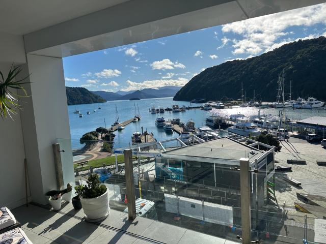 Oxleys 404 one bedroom with sea views