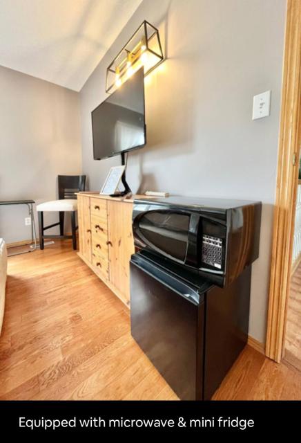 Peg City Queen Guest Suite & Ensuite Bath With Parking