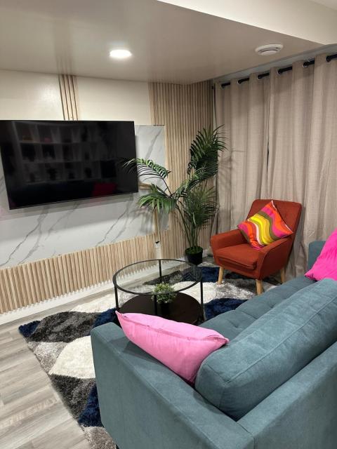 Elegant & Stylish Basement Suite- Private Entrance