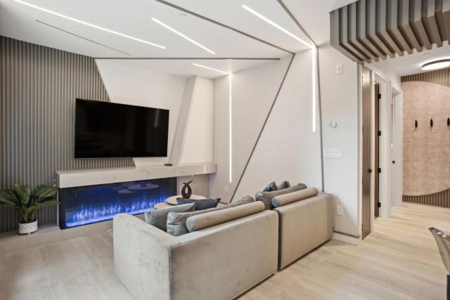 Designer 2BR in Downtown Steps from Sunset Beach