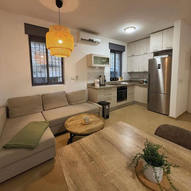 Cozy & Modern One Bedroom Adjacent To Betzalel & Sacher Park
