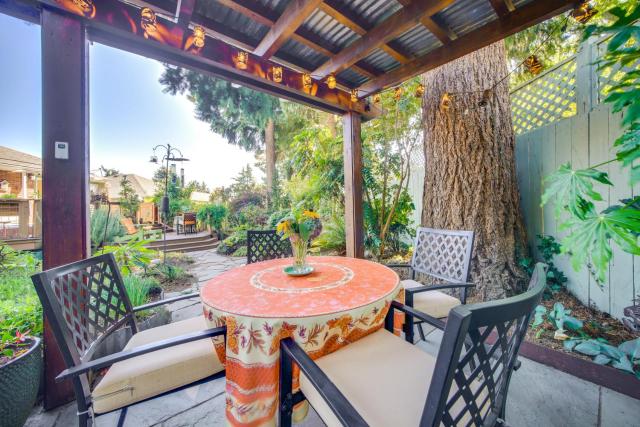 6 Mi to Dtwn Seattle: Walkable Home w/ Hot Tub