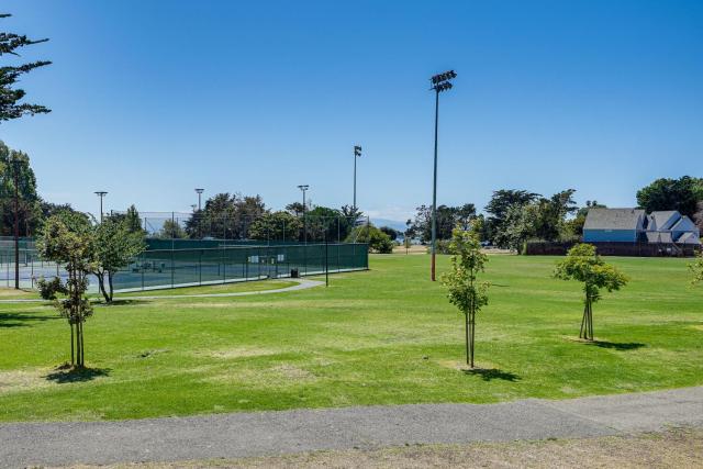 Stroll to SF Bay Beaches! Cozy Home in Alameda