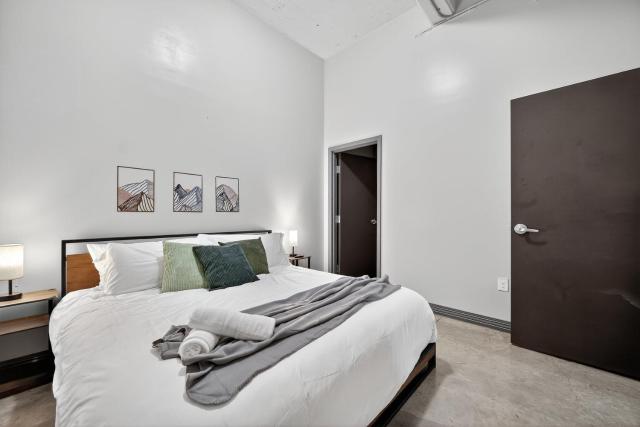 Modern Downtown 2BR | Pool, Laundry, Valet Parking
