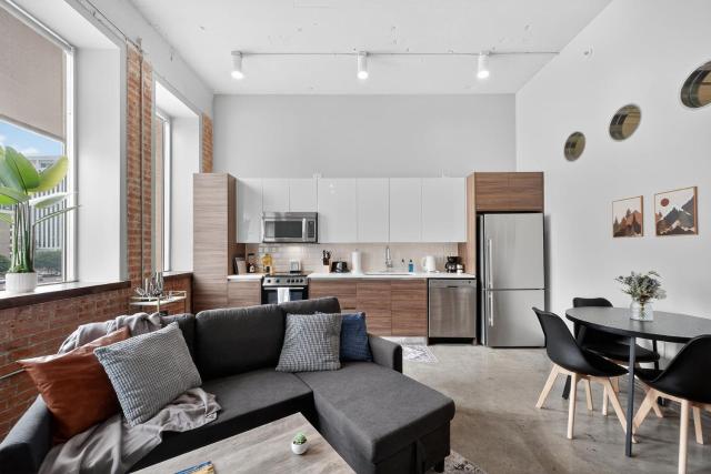 Modern Downtown 2BR | Pool, Laundry, Valet Parking