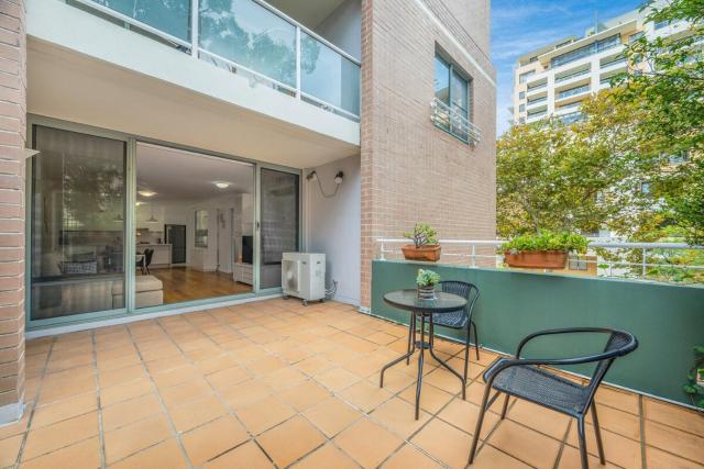Redfern 2Br Near CBD Shopping Center with Pool & Gym