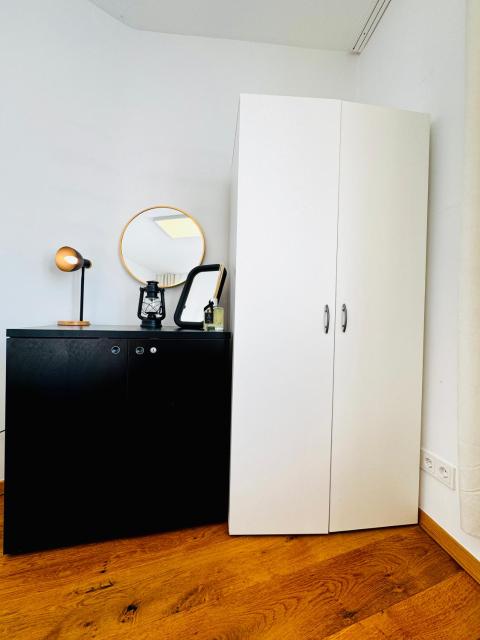 Comfortable Private Rooms in 5BR Apartment Near Kaufpark Alterlaa