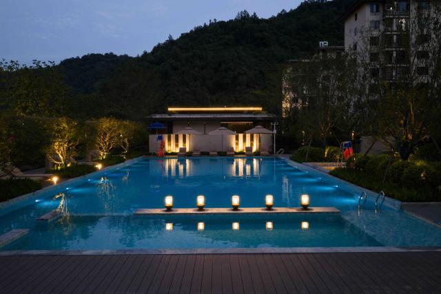 Zhangjiajie Utopia Hotel-New Hotel,English Speaking Host,Free Shuttle Service to East Gate of forest park,Free Fresh Coffee&Tea,Free Self-Service Laundry & Drying, Super-Large Swimming Pool,Tourism Service, Family and Group-friendly