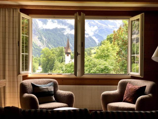 Waterfall Views-Stylish Design-Big Comfy Bed