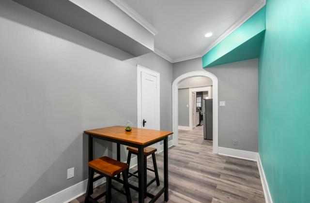 Modern Chic Montrose 3BR Apartment with King Bed