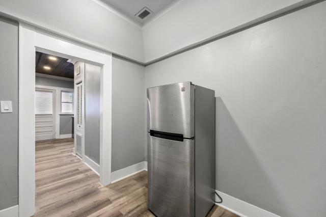 Modern Chic Montrose 3BR Apartment with King Bed