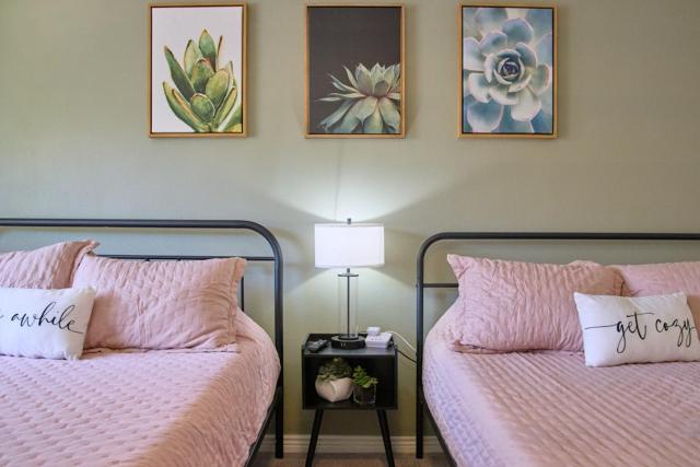 The Scott Getaway - Walkable to Old Town, remodeled space, outdoor pool!