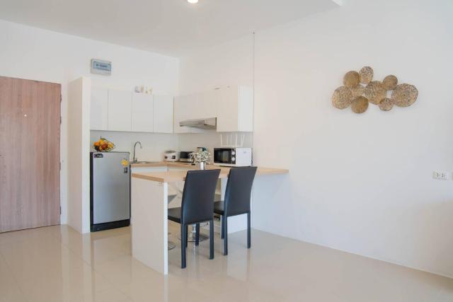 Mountain Loft 700m from Beach [Pool & Gym]