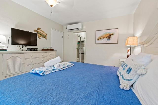 Beachfront Studio for 2-Steps to Sand & Downtown