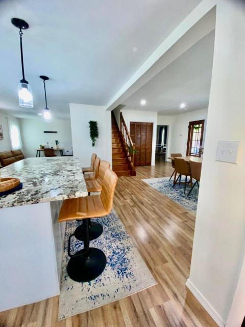 Spacious 4BR home w 2BA, a workspace & king bed!
