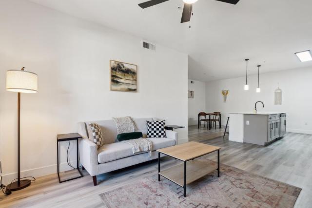 CozySuites in Glendale Westgate with pool #07