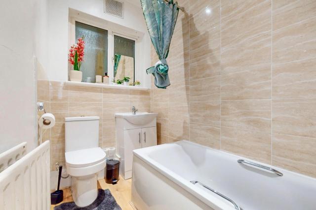 2 Bed Flat Parking Near Heathrow WiFi