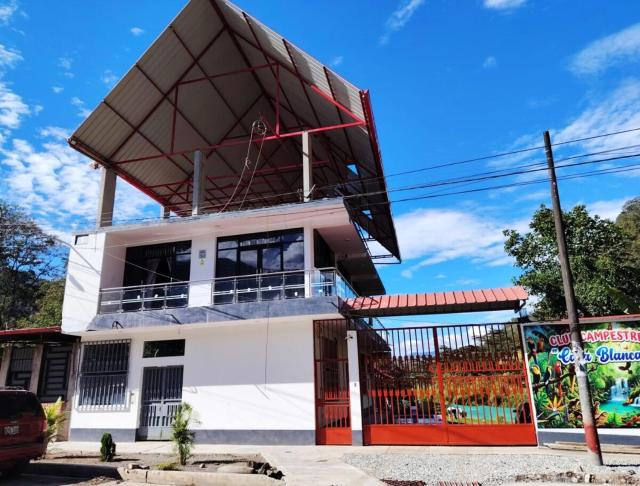 Casa familiar con parrilla, piscina, WiFi y cesped